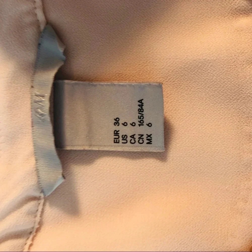 H&M Blouse size 6.  Pleats in the front. Pale pink - Picture 4 of 5